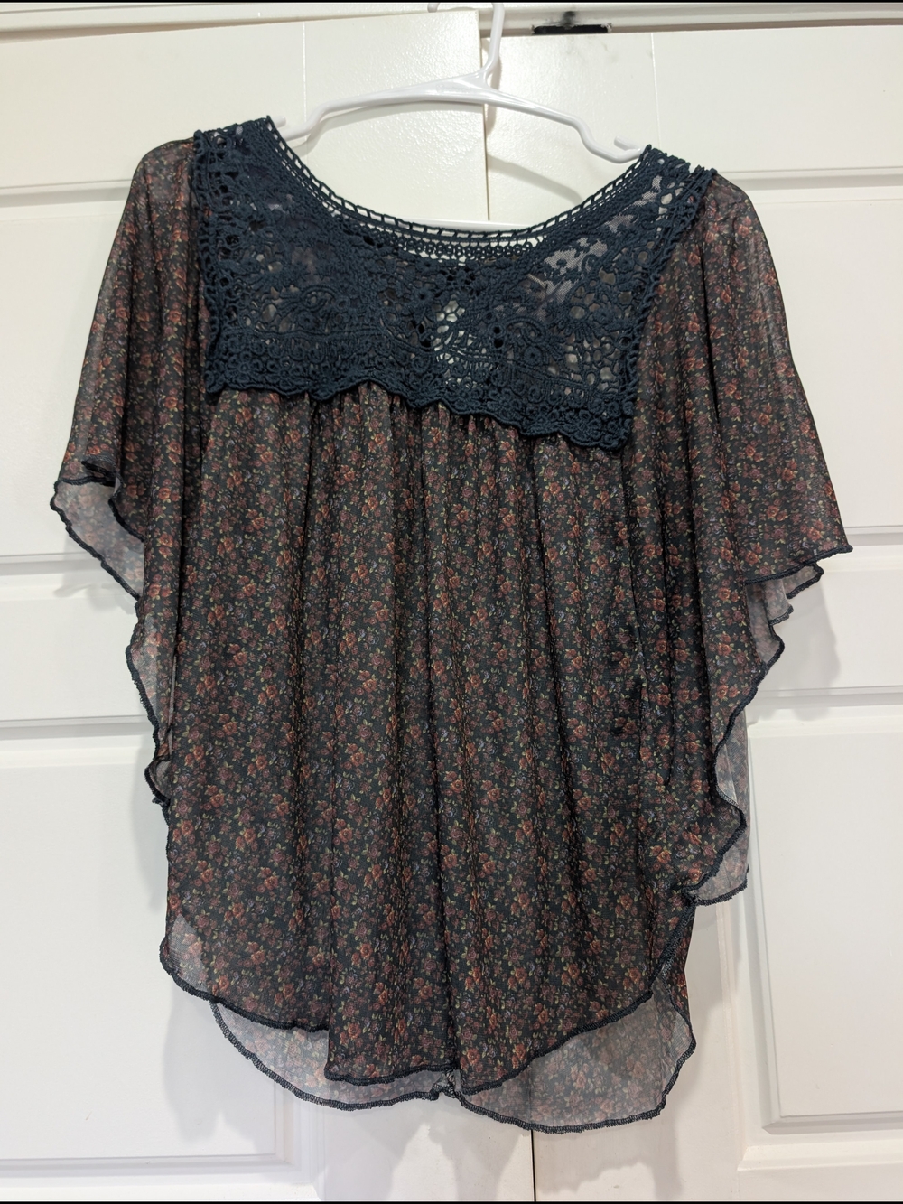 Eyelash Couture Floral Batwing Top Crochet Lace M